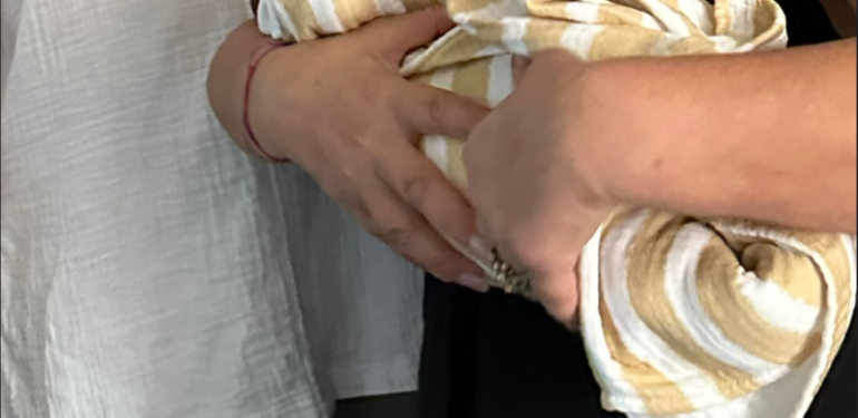 İşte Bora Akkaş’ın bebeği Suzan… Kayınvalidesinin kucağında…